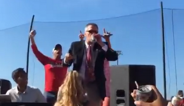 Rutgers AD Patrick Hobbs Pounds A Beer At Tailgate Party (Video)