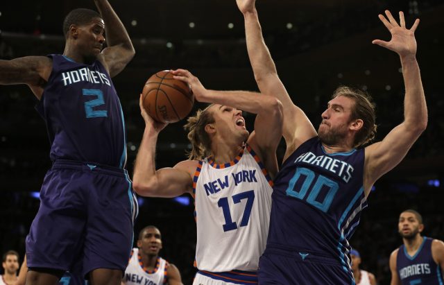 Knicks Re-Sign Lou Amundson, Ignore Need For 3rd PG