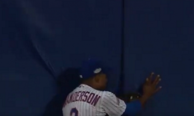 New York Mets’ Curtis Granderson Makes Epic Catch, Crashes Into Wall (Video)
