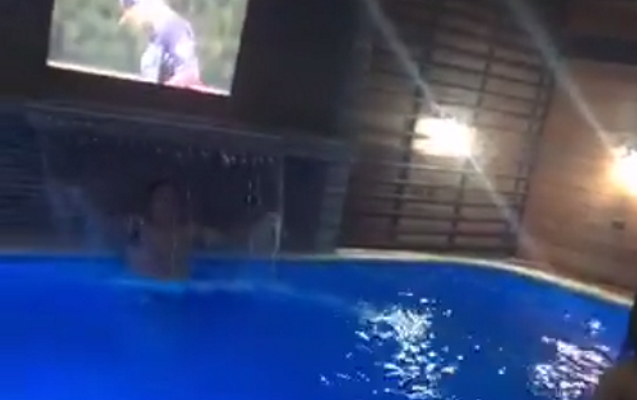 New York Mets’ Bartolo Colon Enjoying The ALCS From His Pool (Video)