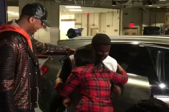 New York Knicks: Carmelo Anthony surprises cancer patient's family with car for Christmas (Video)