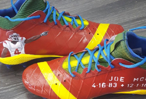 Reggie Bush honors Joe McKnight with custom cleats (Photo)