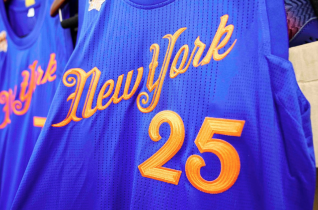 New York Knicks official Twitter account gives first look at Christmas Day uniforms