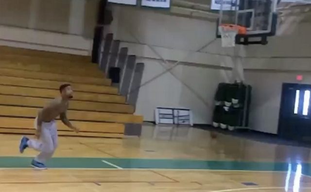 New York Giants’ Odell Beckham Jr. showcases serious dunking skills (Video)