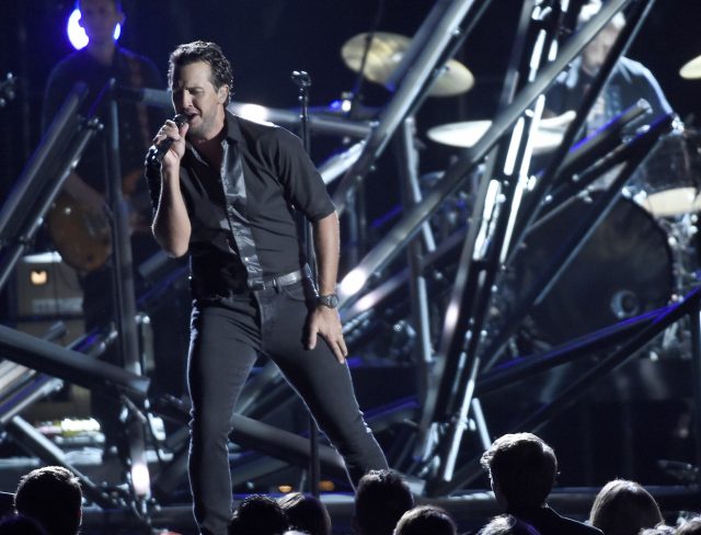 Luke Bryan announces he will perform National Anthem at Super Bowl 51