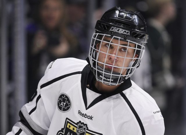 Justin Bieber crushed into glass at NHL All-Star Celebrity Shootout (Video)