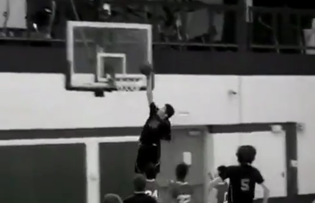 Trashaun Willis, a one-armed middle school basketball player, dunks in a game (Video)