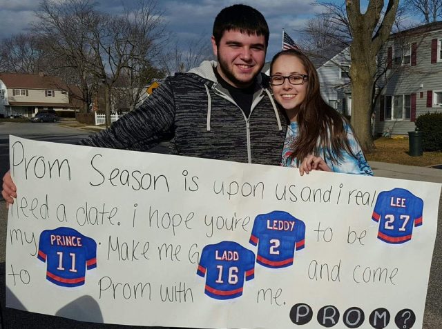 New York Islanders fan goes all-out with adorable prom proposal