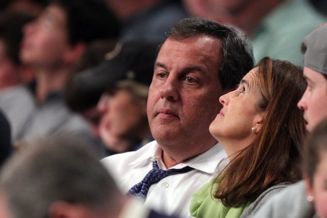 New Jersey Govenor Chris Christie says the Philadelphia Phillies suck (Video)