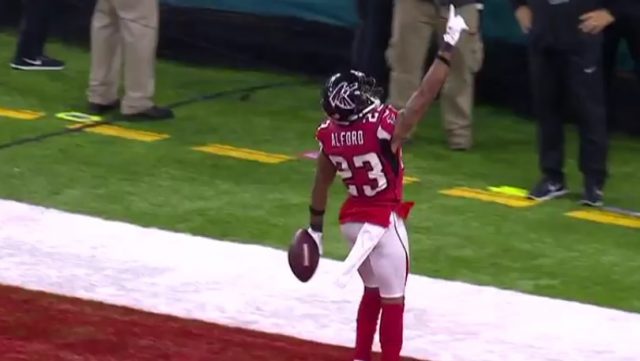 Super Bowl LI: Robert Alford picks off Tom Brady for score, lead 21-3 at half (Video)