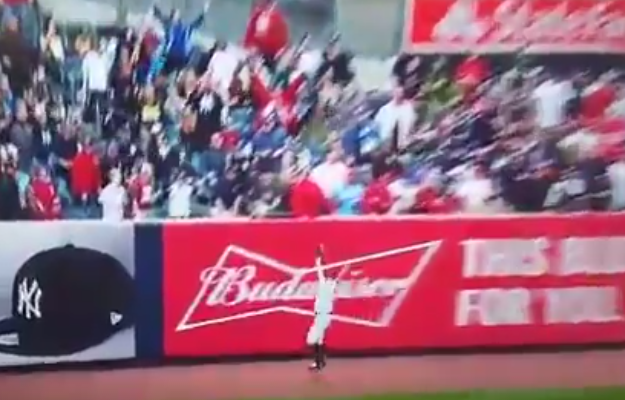 New York Yankees: Brett Gardner Makes Spectacular Leaping Catch (Video)