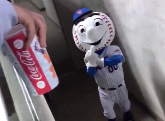 New York Mets’ Mr. Met Throws Up the Middle Finger During Blowout (Video)