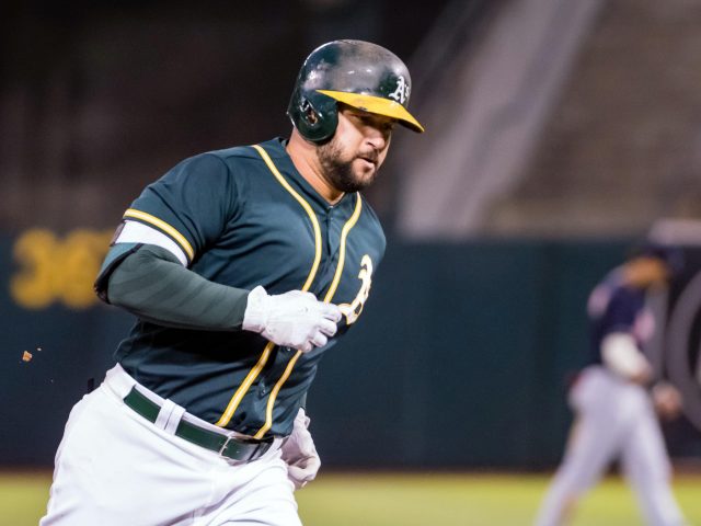 New York Yankees, A’s Discussing Trade For Yonder Alonso (Report)