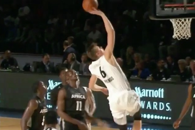 New York Knicks’ Kristaps Porzingis Finishes Absurd Play Near Rim (Video)