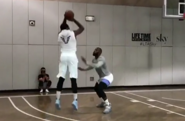 Carmelo Anthony Plays Pickup Game With LeBron James, Kevin Durant (Video) 2