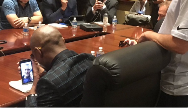 Tom Brady Disputes That He’s ‘Close Friends’ With Floyd Mayweather