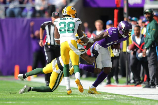 Pair of Minnesota Vikings Make Impressive One-Handed Catches (Video)