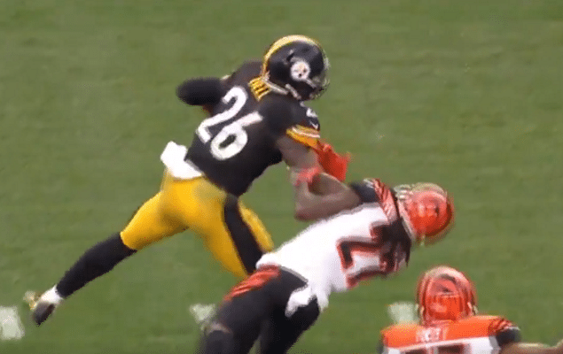 Le'Veon Bell Destroys Dre Kirkpatrick with Stiff Arm (Video)