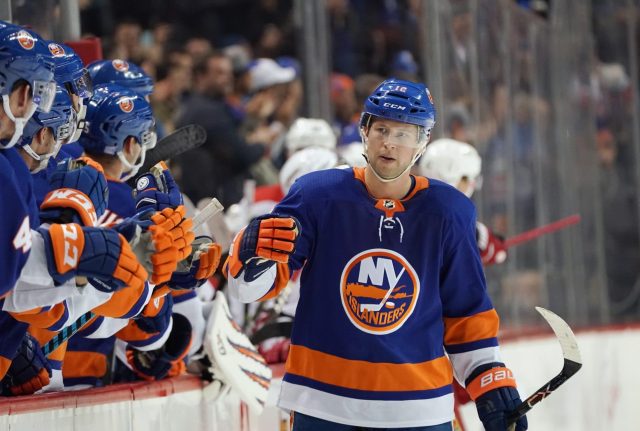 Isles have eyes on Metro lead vs. Hurricanes (Preview)