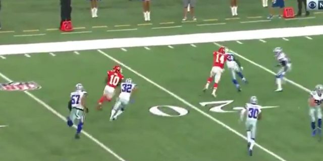 Dallas Baffled By Unlikely Tyreek Hill Touchdown As First Half Expires (Video)