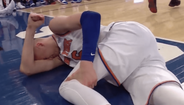 Knicks’ Kristaps Porzingis leaves game with ugly-looking knee injury (Video)