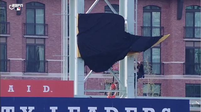 Houston Astros struggle to unveil World Series banner (Video)