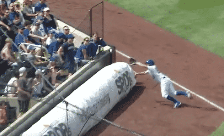 New York Mets: Ball boy makes incredible catch on foul ball (Video)