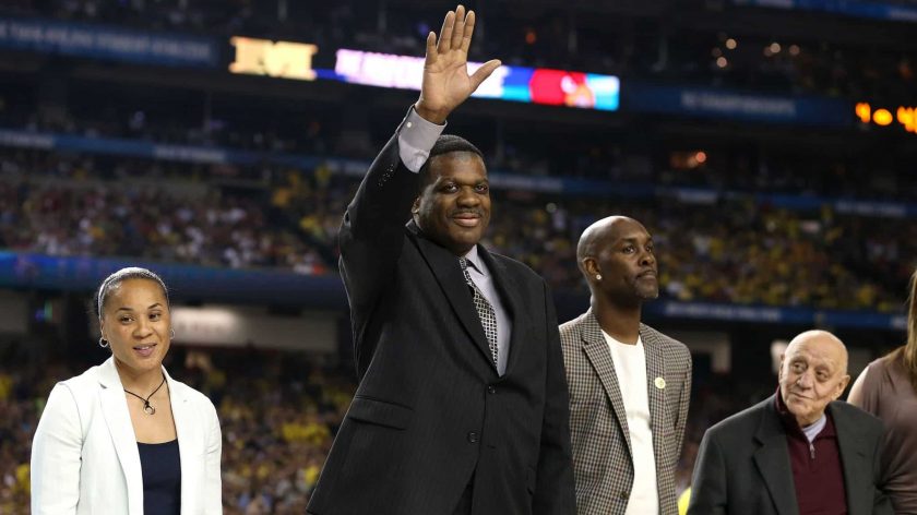 New York Knicks: Bernard King attends practice with a fashion statement