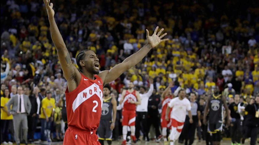 Toronto Raptors fan offers Kawhi Leonard an interesting housewarming gift (Video)