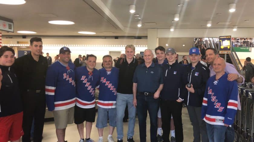 New York Rangers fans give Kaapo Kakko a Broadway welcome (Video)