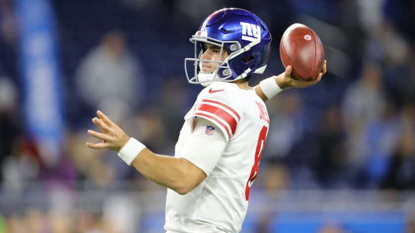 Giants QB Daniel Jones tosses a 4-yard TD pass to Saquon Barkley (Video)