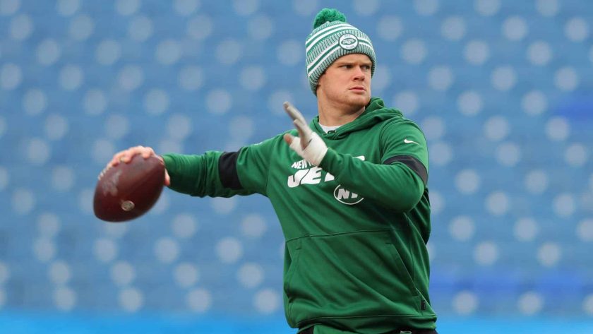 New York Jets’ Sam Darnold defeats Giants’ Daniel Jones in cornhole match