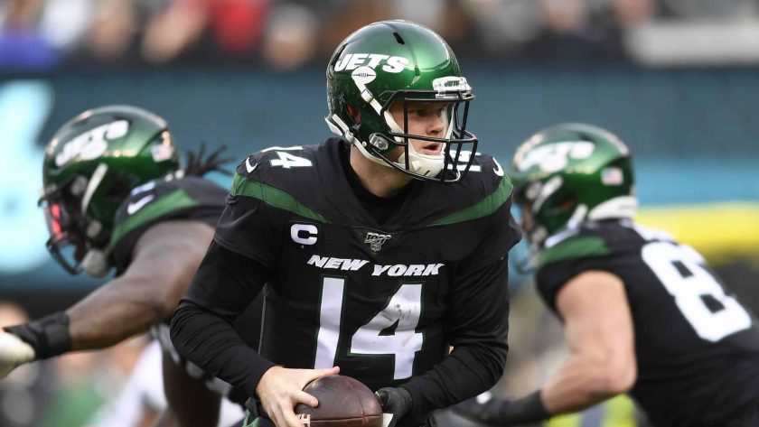 New York Jets QB Sam Darnold seen working out on the beach (Video)