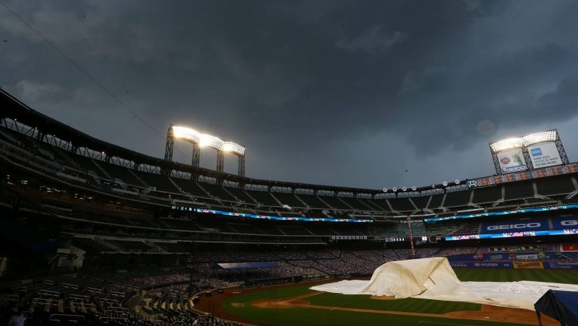 New York Mets observe moment of silence before walking off the field