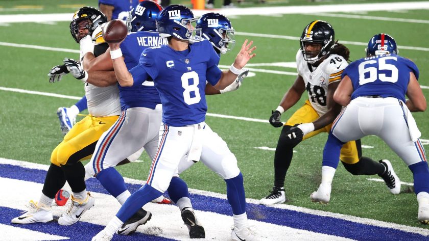 EAST RUTHERFORD, NEW JERSEY - SEPTEMBER 14: Daniel Jones #8 of the New York Giants looks to throw a pass against the Pittsburgh Steelers during the third quarter in the game at MetLife Stadium on September 14, 2020 in East Rutherford, New Jersey.