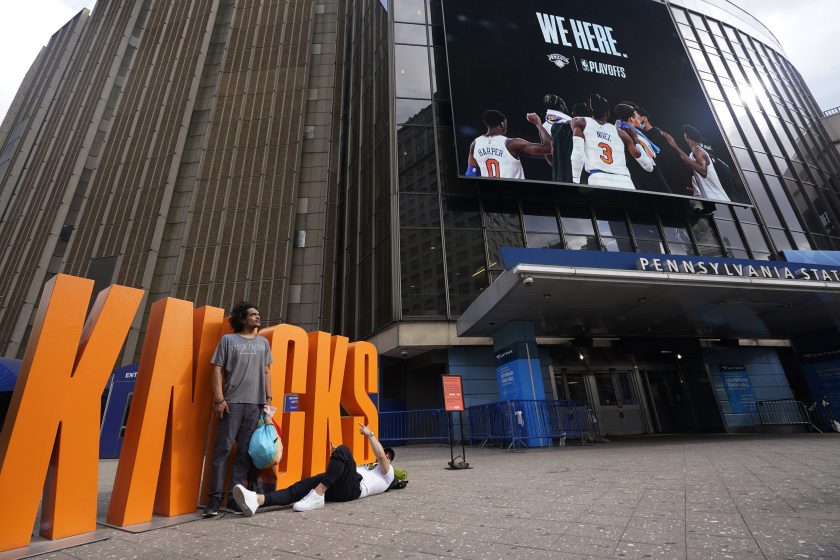 Chanting New York Knicks fans pile into MSG (Video)