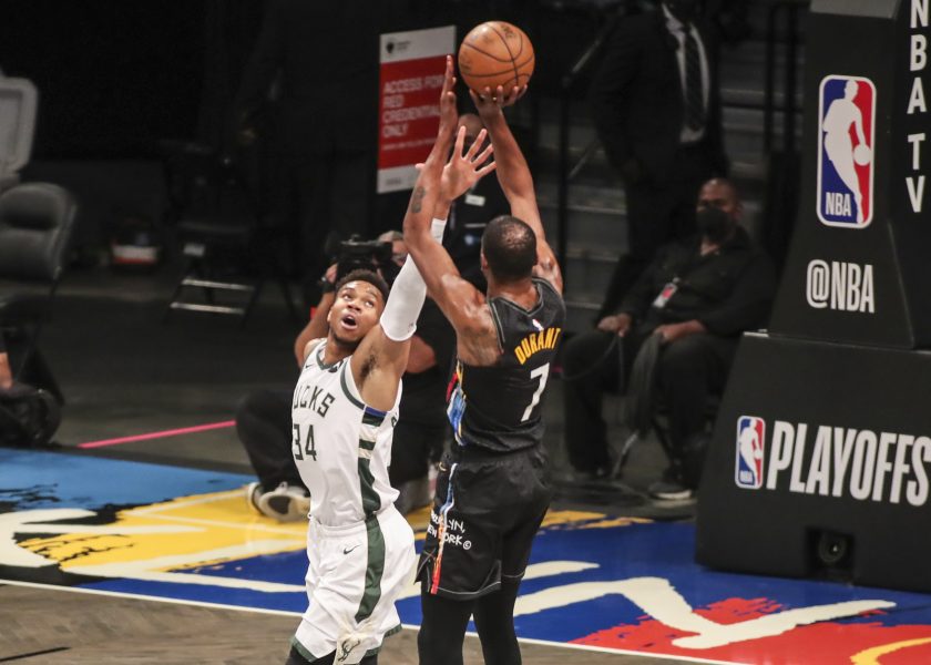 Kevin Durant cooks Giannis Antetokounmpo with a reverse finish (Video)