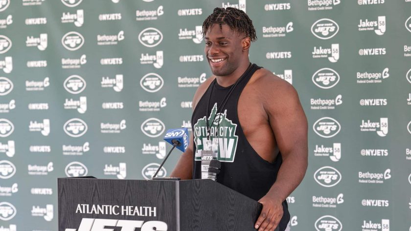 Jets DE Carl Lawson carted off field, getting MRI on Achilles (Report)