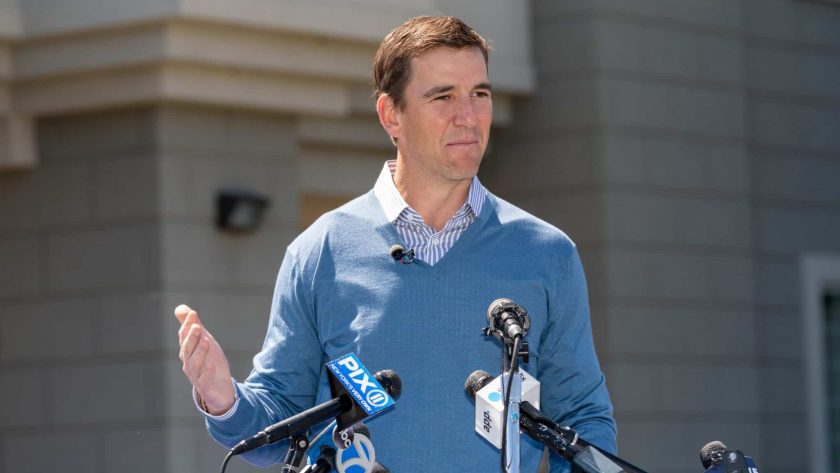 Eli Manning tells awesome story of when he hung out with Brett Favre at a bar