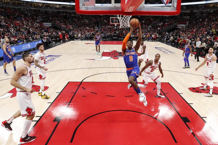 Knicks escape Chicago with a win and first place