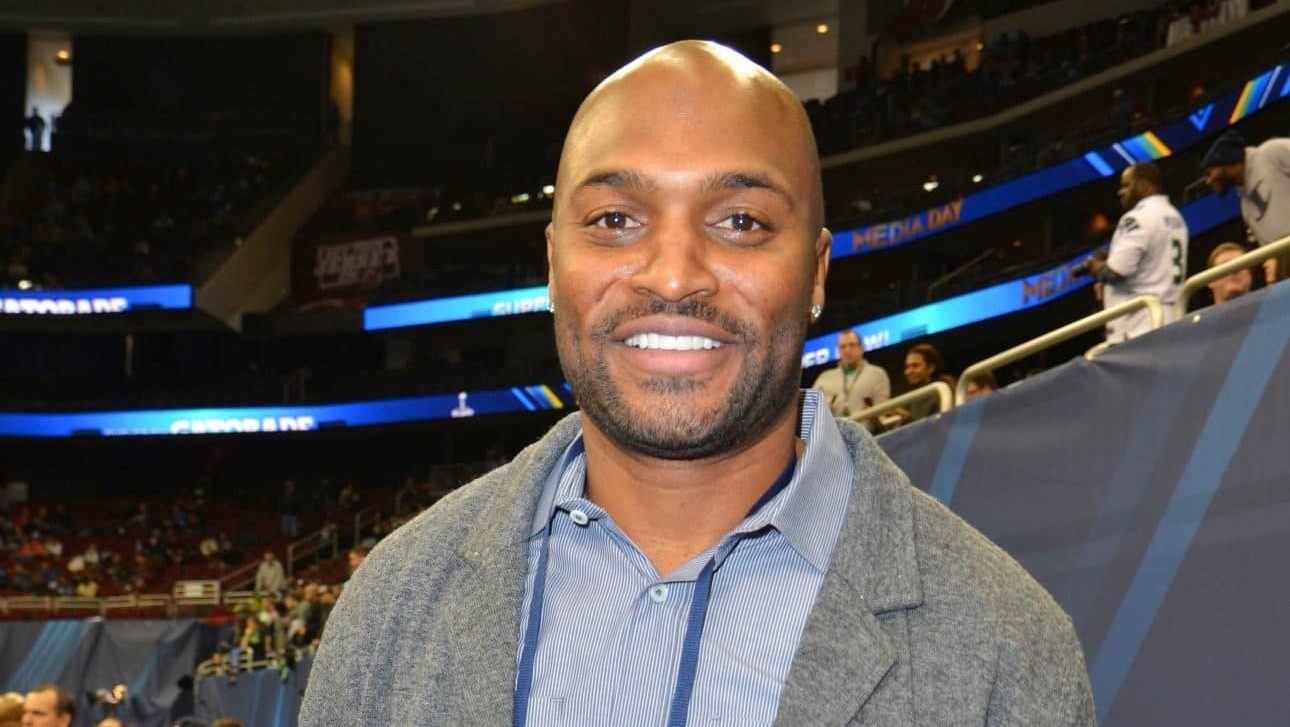 Giants Legend Amani Toomer Sells Final Game-Worn Jersey to Support Teammate’s Battle with Cancer