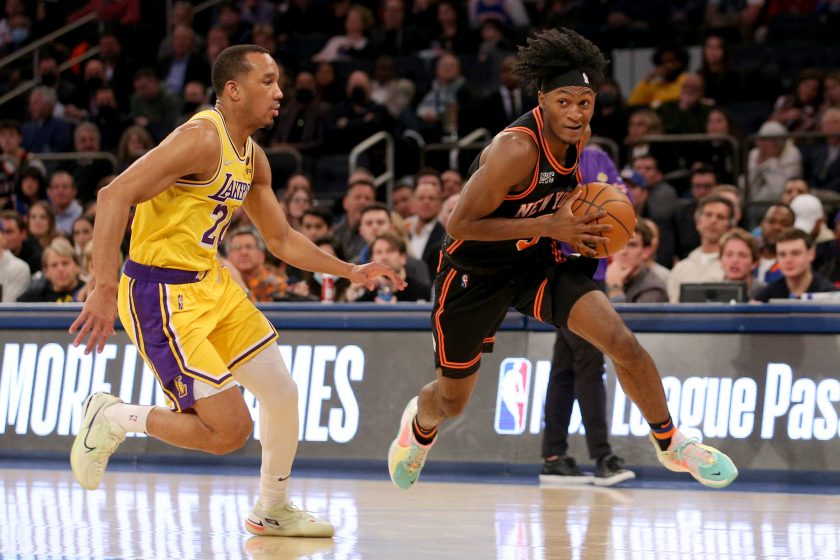 Knicks stave off comeback, beat LeBron-less Lakers