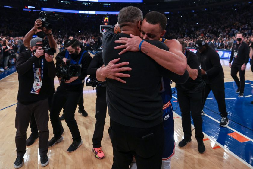 Stephen Curry breaks all-time 3-point record in MSG