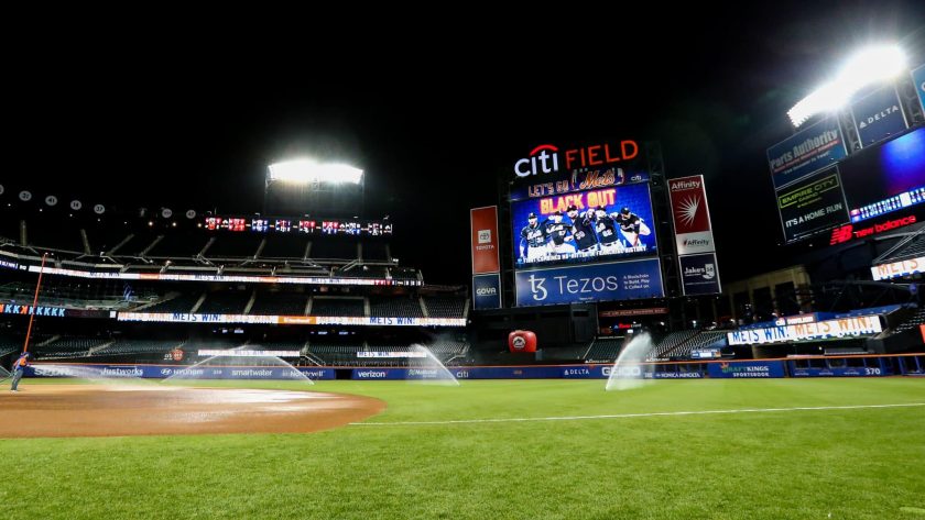 WATCH: Mets fan makes incredible catch while holding kid