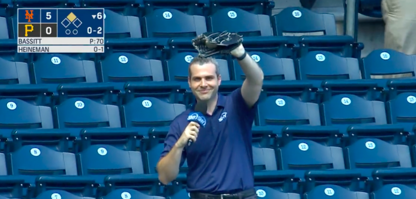 Mets fan hassles Steve Gelbs for foul ball, is exasperated by Braves