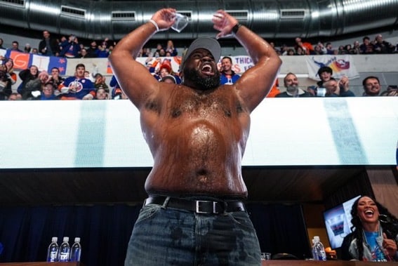 Giants’ Matt Peart enjoys a beer shower at Islanders game (VIDEO)