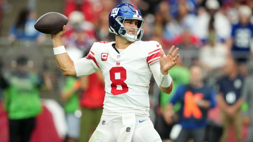 Daniel Jones shines, O-line crumbles in comeback Giants win