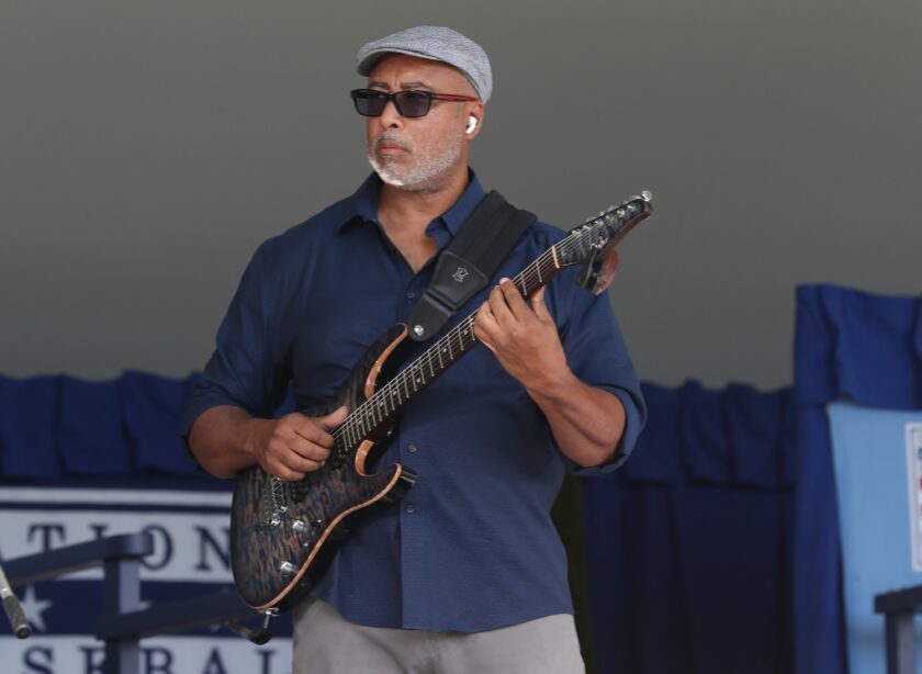 Bernie Williams in talks to join YES Network broadcast team