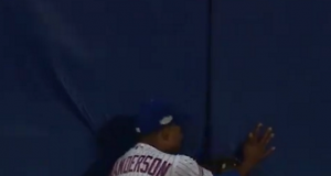 New York Mets' Curtis Granderson Makes Epic Catch, Crashes Into Wall (Video) 