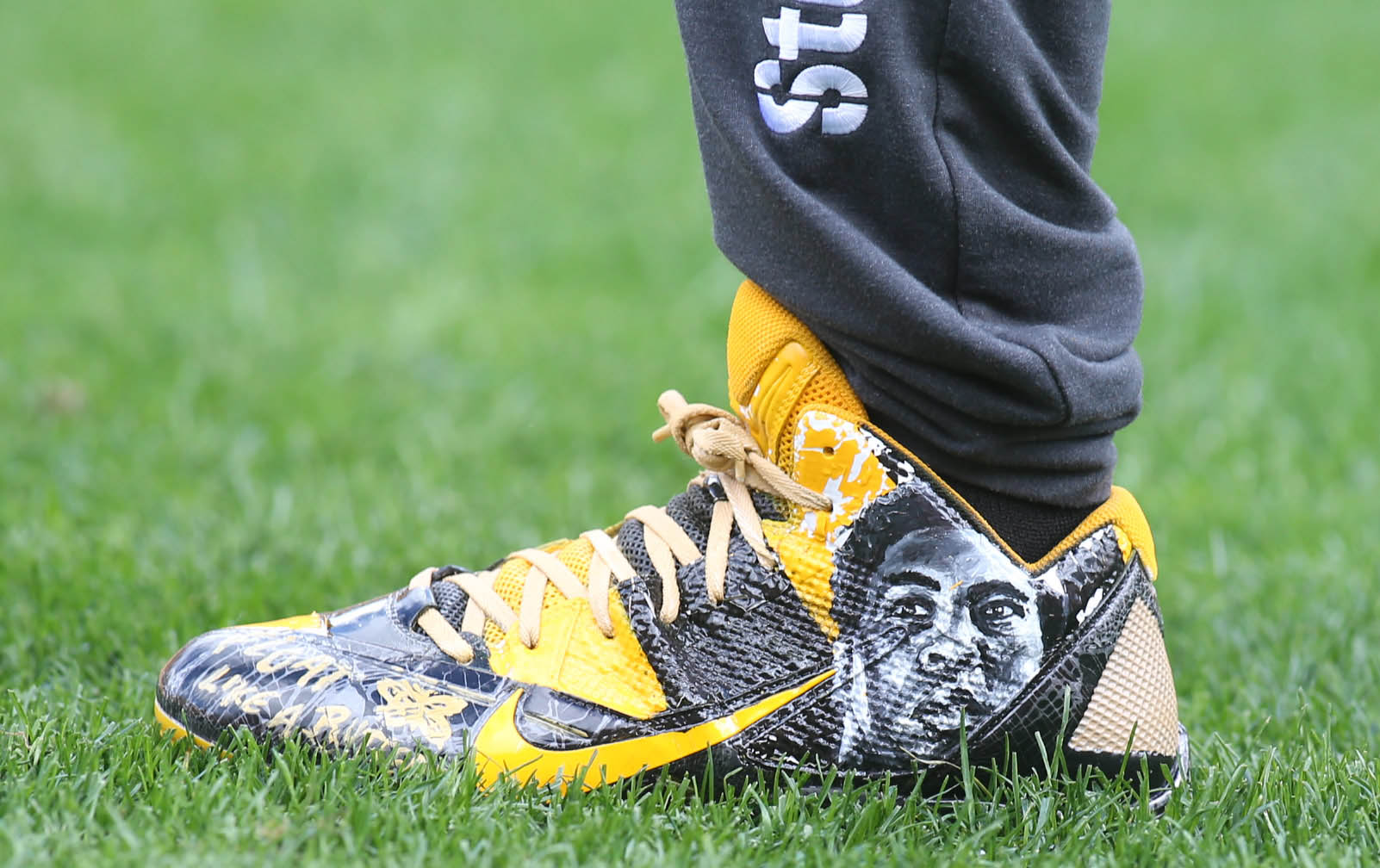 Antonio Brown Forced To Remove Cleats Before Entering Game 2